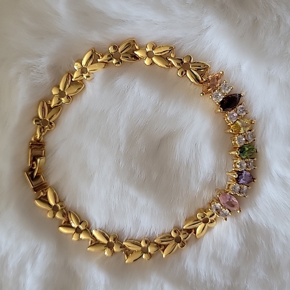 Gorgeous Rhinestone Bracelet Goldtone - Picture 3 of 4